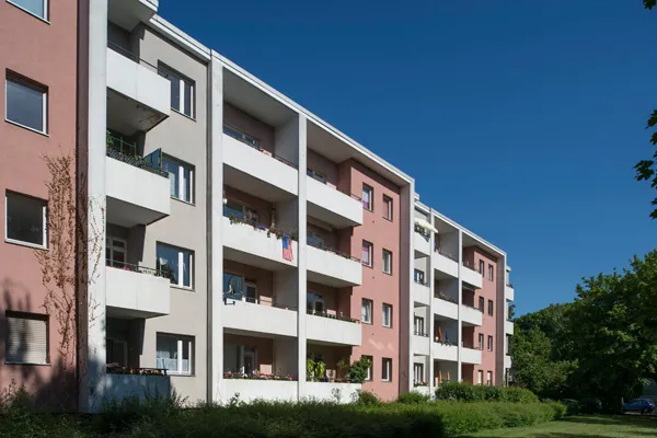 Gut angebunden, mit Balkon — photo 1